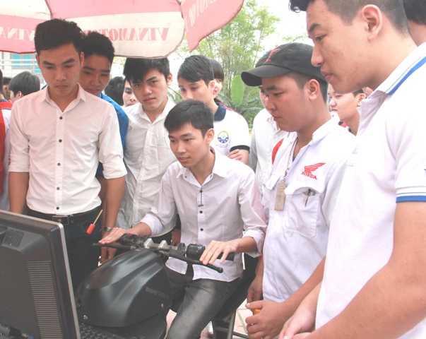 Ngày hội “Thanh niên với văn hóa giao thông” năm 2015