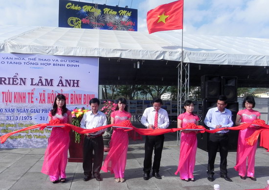 Exposition photographique sur les réalisations socio-économiques de Binh Dinh en 40 ans