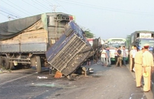 Tiền Giang Xe khách va chạm với xe tải làm 1 người chết, 2 người bị thương