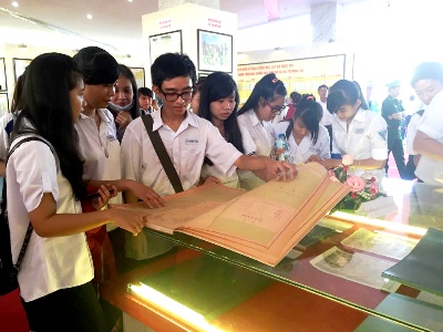 Bên Tre  exposition de cartes et documents sur Hoang Sa et Truong Sa