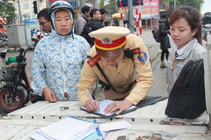 Hà Nội Ngày đầu ra quân xử phạt học sinh không đội mũ bảo hiểm khi tham gia giao thông
