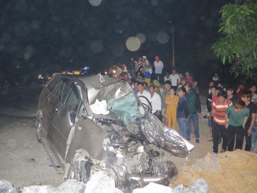 Quảng Bình Xe 7 chỗ đấu đầu xe tải, hai người tử vong