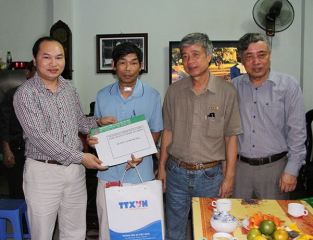 Tặng quà cho pháo thủ xe tăng chiếm Dinh Độc Lập trong Chiến dịch Hồ Chí Minh 1975