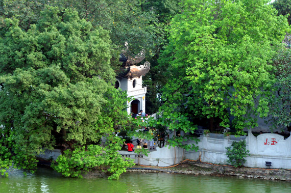 Hồ Gươm mùa thay áo”
