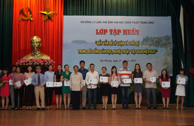 Bế mạc lớp tập huấn Mấy vấn đề lý luận và thời sự trong đời sống văn học, nghệ thuật Việt Nam hiện nay