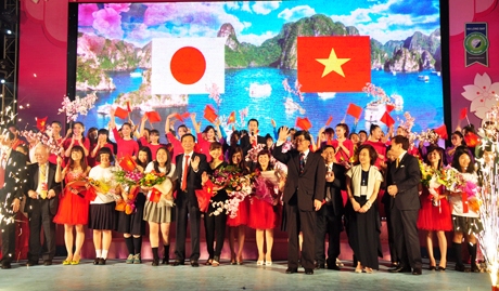 Quang Ninh  Ouverture de la Fête des fleurs de cerisiers 2015 à Ha Long