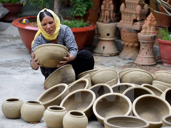 Over 10 million laborers work in craft villages
