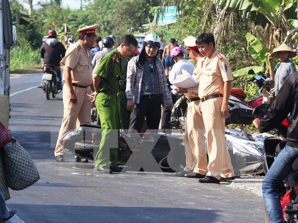 Lào Cai Va chạm với xe buýt ngược chiều, 3 người đi trên xe máy thương vong