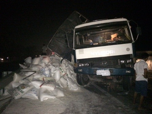 Lật xe chở gạo trên đường cao tốc Thành phố Hồ Chí Minh - Trung Lương