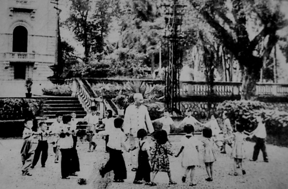 L’Oncle Hô et les enfants – Des moments d’affection