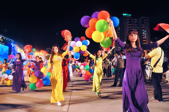 Festival de couleurs au carnaval de Ha Long 2015