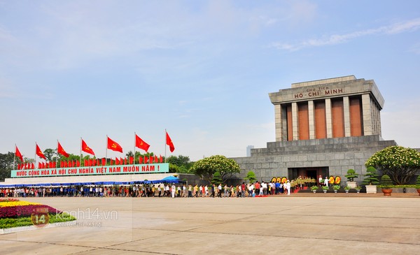 Thousands of people pay homage at President Ho Chi Minh Mausoleum