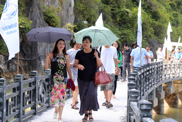 Delegates from Asian universities visit Ha Long bay