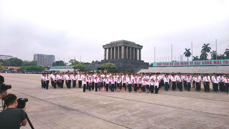 1,250 children sing a song on Uncle Ho