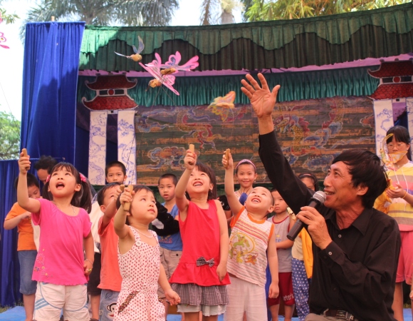 Entertainment activities attracts children in Hanoi during the holidays