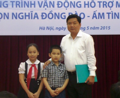 Phát động chương trình vận động hỗ trợ mũ bảo hiểm