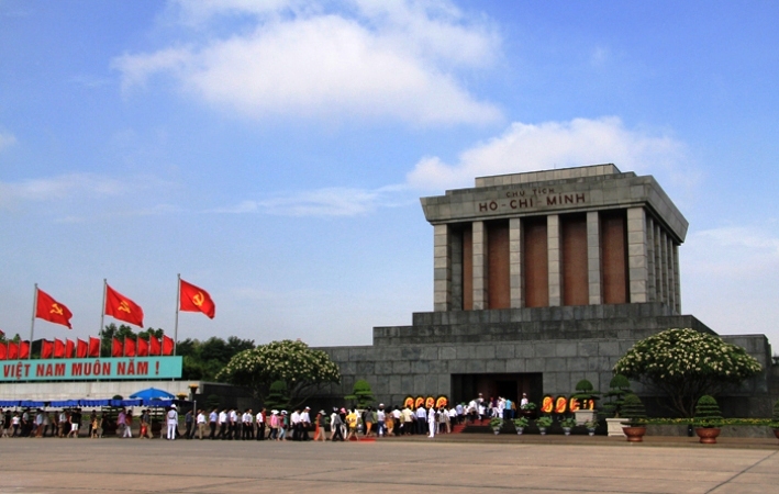 Hàng nghìn người xếp hàng vào Lăng viếng Bác