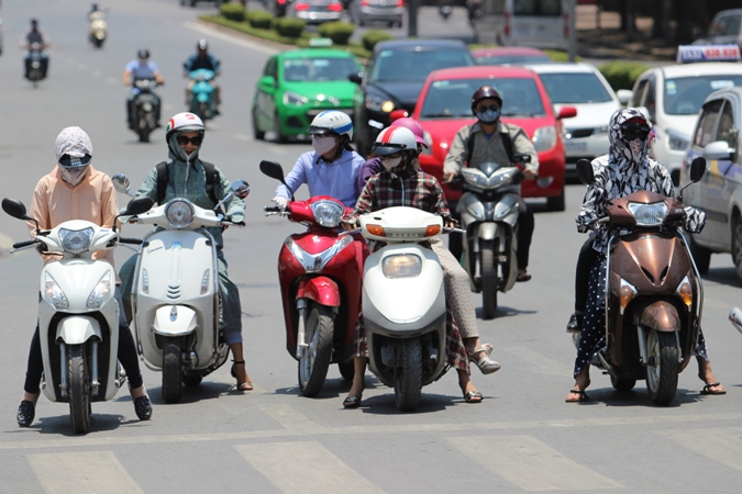Hà Nội chật vật trong nắng nóng