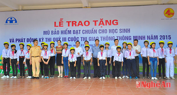 Trao tặng mũ bảo hiểm cho học sinh và Phát động Kỳ thi Quý III cuộc thi Giao thông thông minh năm 2015