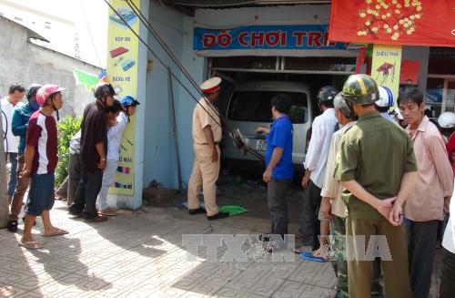 Bình Phước Xe ô tô đâm sập nhà sách, làm bé trai đang ngủ trong nhà bị thương nặng