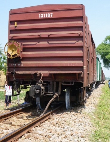 Thông tuyến đường sắt Bắc - Nam sau sự cố tàu trật bánh tại Quảng Nam