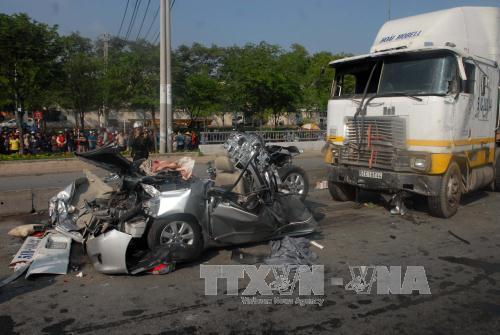 TP Hồ Chí Minh Xe container đâm nát xe 7 chỗ, 5 người tử vong