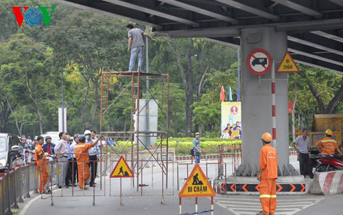 TPHCM Hai xe container đâm liên tiếp vào cầu vượt thép