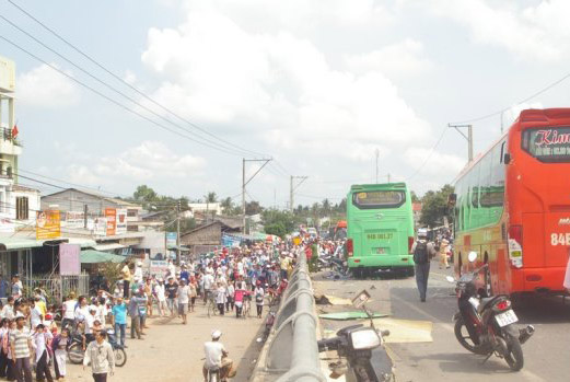 Khắc phục hậu quả vụ tai nạn giao thông đặc biệt nghiêm trọng tại Trà Vinh