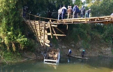 Tuyên Quang Đánh đu với tính mạng khi qua cầu treo hơn 40 năm tuổi