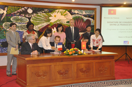 Vietnam, France sign deal for support programme to respond climate change