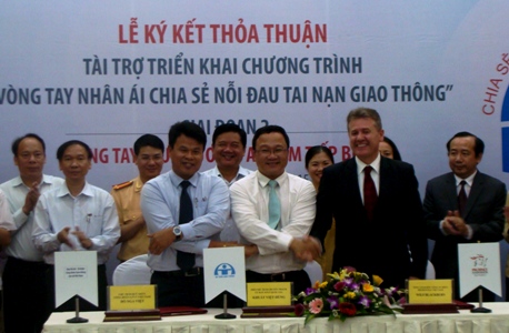 Prudential tặng 5 000 hợp đồng bảo hiểm cho gia đình nạn nhân tai nạn giao thông