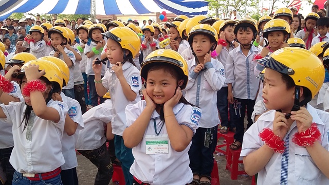 Trao tặng gần 700 mũ bảo hiểm cho học sinh tỉnh Hà Nam
