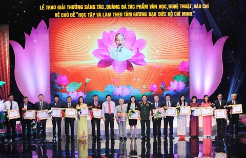 Remise des prix du concours de création en l’honneur de Hô Chi Minh