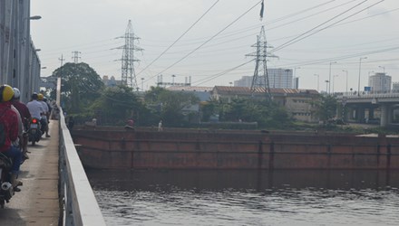 Thành phố Hồ Chí Minh Giải cứu thành công sà lan kẹt dưới gầm cầu sắt Bình Lợi