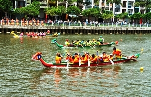 Course de pirogues à Hô Chi Minh-Ville
