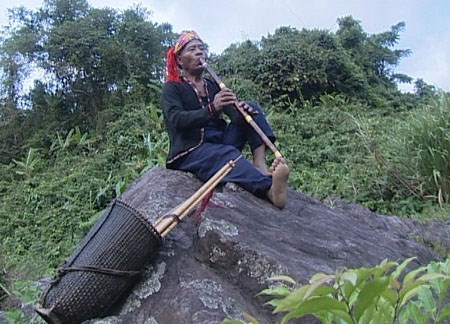 Des mélodies de flûte autochtones résonnent dans la cordillère de Truong Son