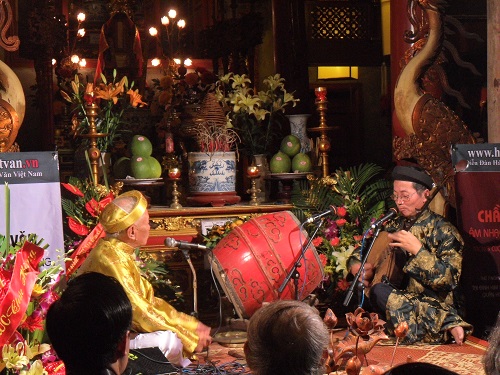 Chau Van singing performance in Hanoi