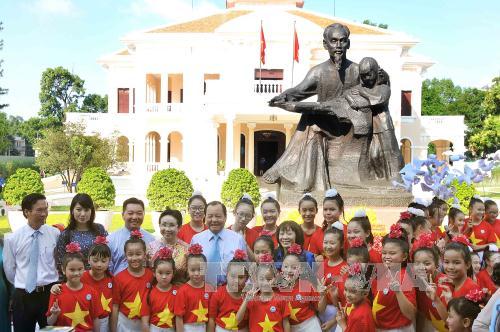Moving Uncle Ho statue to Ho Chi Minh Children’s House