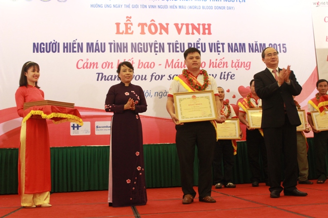 Tôn vinh người hiến máu tình nguyện tiêu biểu Việt Nam năm 2015