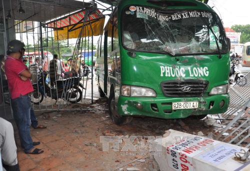 Bình Phước Xe khách mất lái, tông sập cổng, mái hiên nhà dân