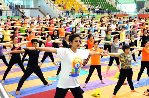 Sôi nổi Ngày hội Yoga quốc tế tại Hà Nội