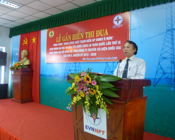 Gắn biển thi đua cho công trình Nâng công suất Trạm biến áp 500 kV Ô Môn”