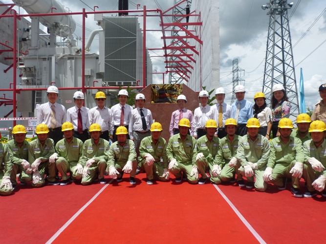 Gắn biển thi đua công trình “Nâng công suất trạm biến áp 500kV Ô Môn”