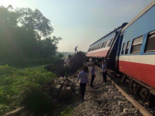 Phú Thọ Tai nạn giao thông giữa tàu hỏa và xe tải khiến một người tử vong