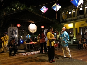Gambade avec la musique dans le vieux quartier de Hôi An