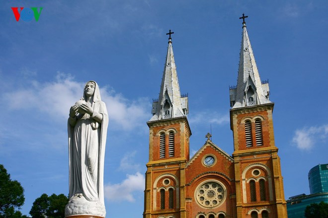 Solemn and luxurious Saigon Notre Dame Cathedral