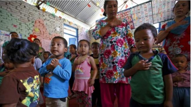 Nepalese children return to schools after earthquakes