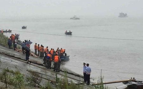 Chinese boat sinks with 450 missing