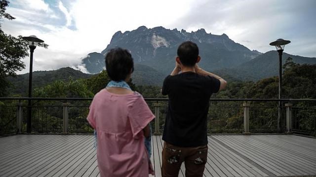 Singapore commemorates students died on Malaysian peak