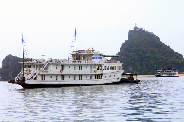 Quảng Ninh Giảm số lượng tàu du lịch hoạt động trên Vịnh Hạ Long do quá tải